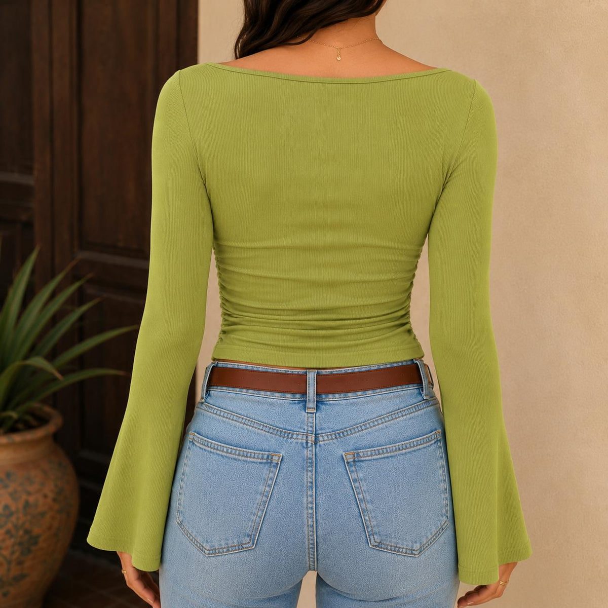Top Elegance con Escote Barco, Manga Acampanada y Fruncido Lateral para Mujer