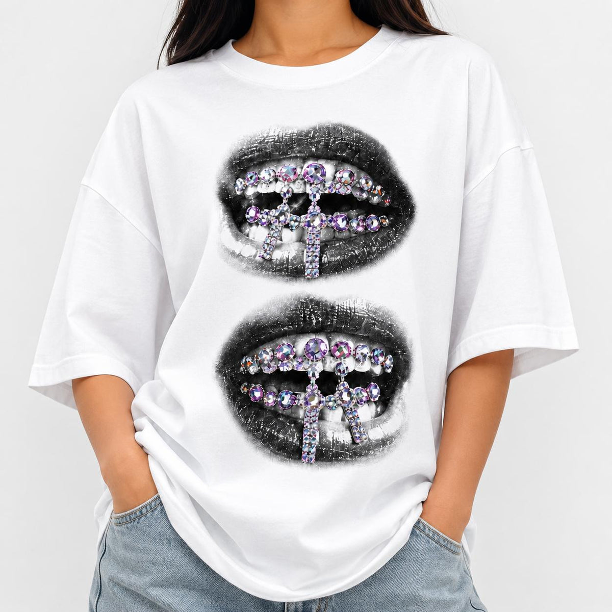 Camiseta Oversize Blanca con Estampado de Labios y Cruces de