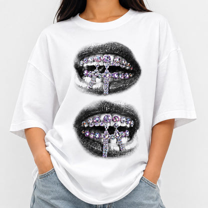 Camiseta Oversize Blanca con Estampado de Labios y Cruces de