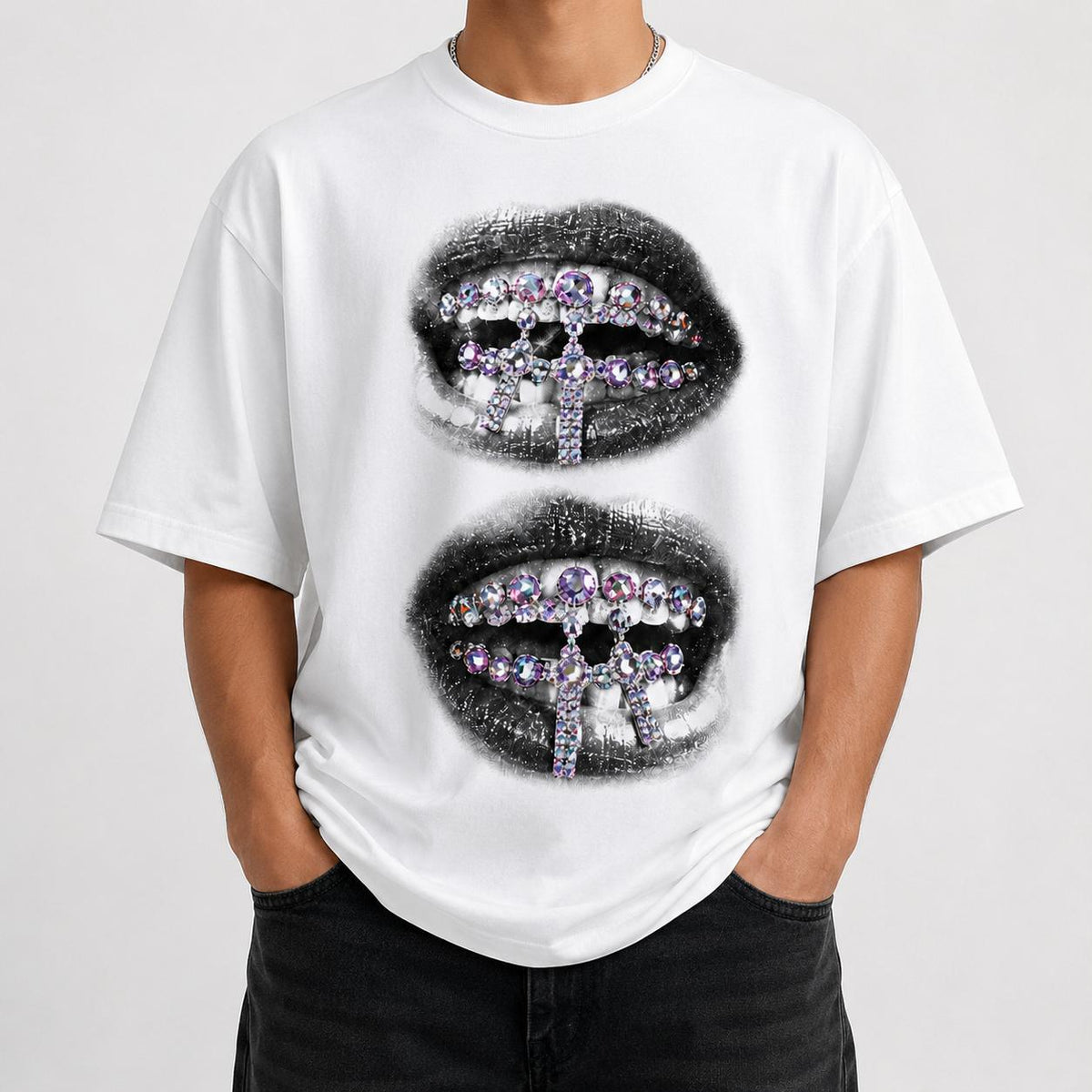 Camiseta Oversize Blanca con Estampado de Labios y Cruces de