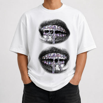 Camiseta Oversize Blanca con Estampado de Labios y Cruces de