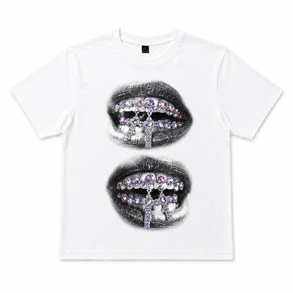 Camiseta Oversize Blanca con Estampado de Labios y Cruces de