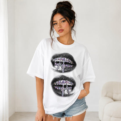 Camiseta Oversize Blanca con Estampado de Labios y Cruces de